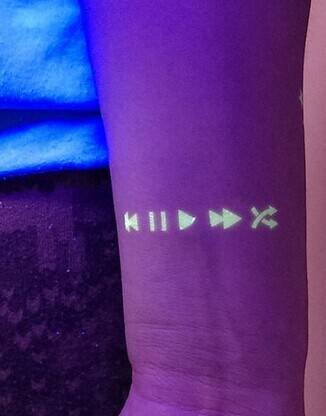 紫外线荧光隐形手腕纹身