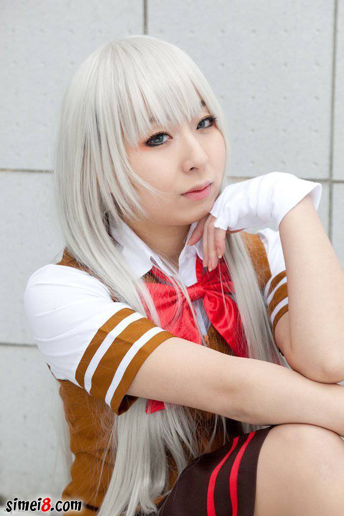 毛利兰高中制服cos图 大秀丰满身材