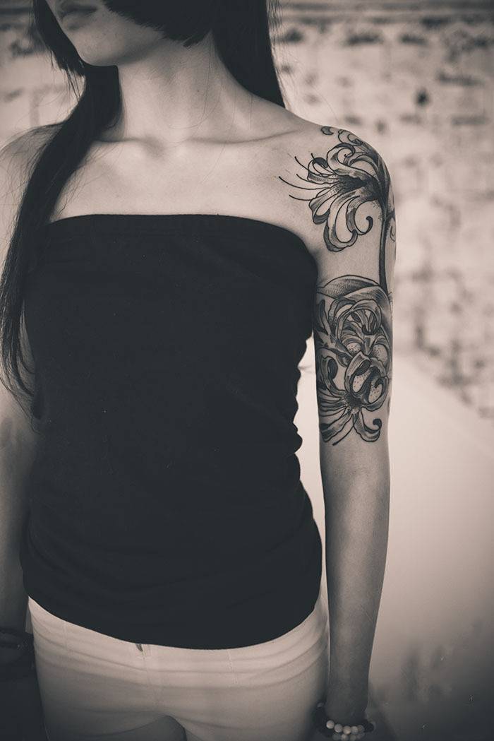 女生手臂个性彼岸花黑白纹身