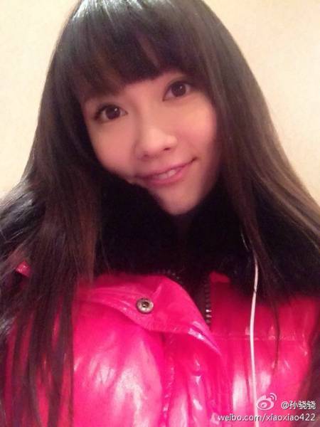 气质美女孙骁骁乖巧卖萌生活照