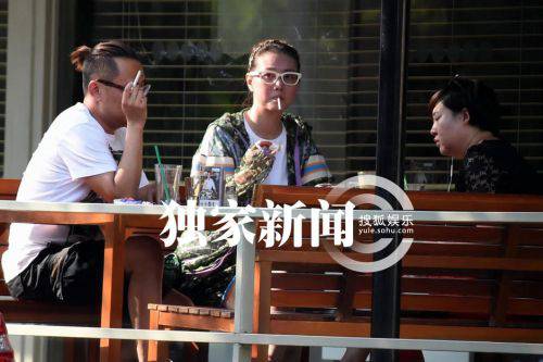 周海媚素颜与友人喝咖啡 烟不离手吞云吐雾(5)