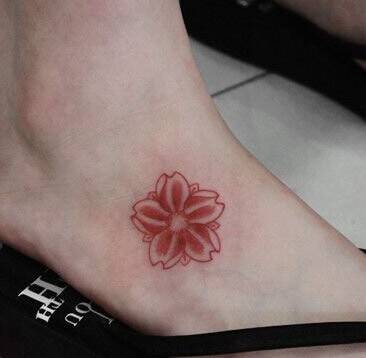 女生脚背花卉刺青纹身图案大全