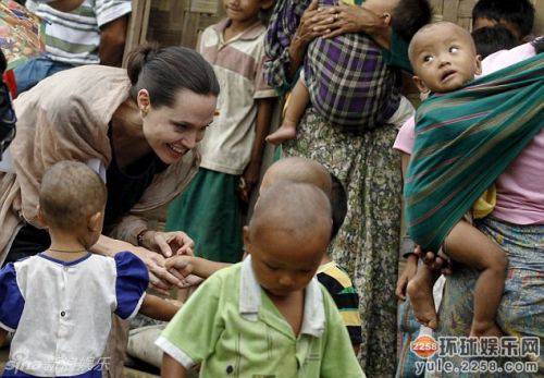 朱莉携养子访缅甸难民营 与孩童握手尽显温柔(4)