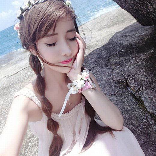 可爱甜美女生图片大图纯白