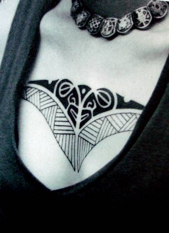 女生个性另类胸部纹身图片