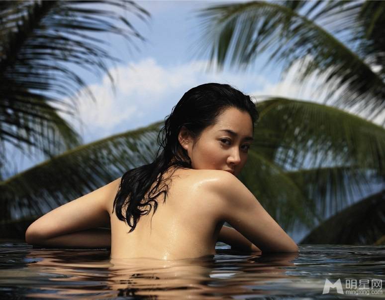 大陆性感女星许晴大尺度泳池湿身裸背写真