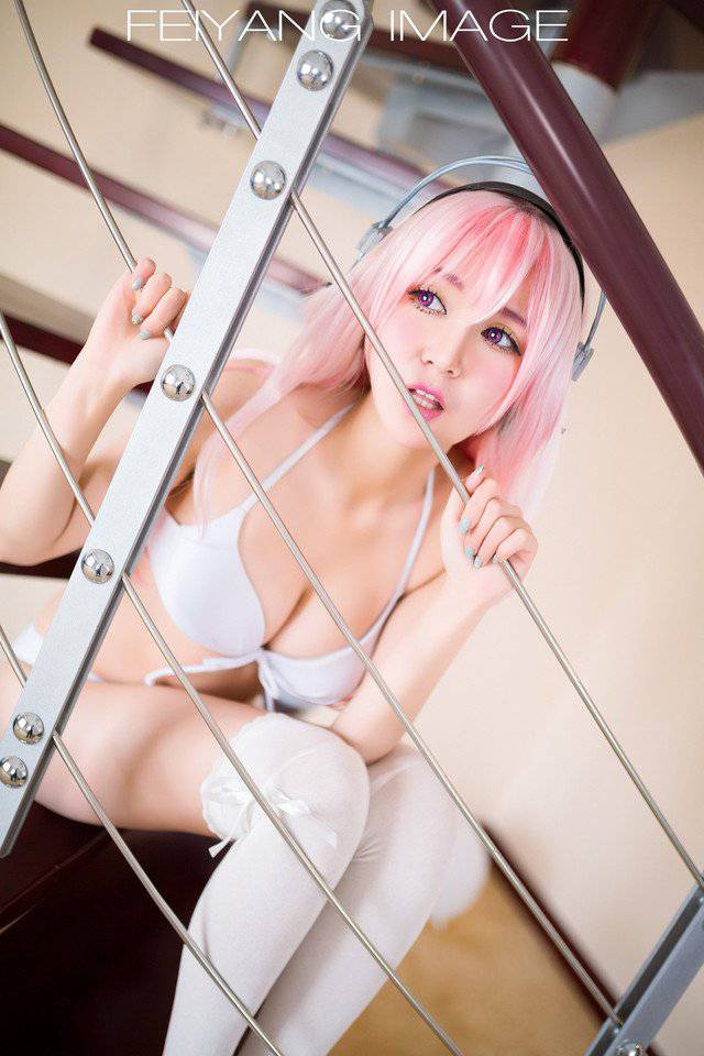 粉色梦幻Cosplay超级索尼子写真