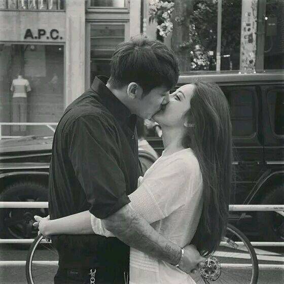 黑白情侣接吻图片唯美