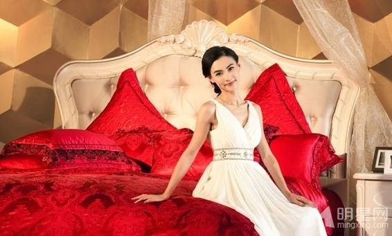 香港女星张柏芝性感慵懒卧床写真
