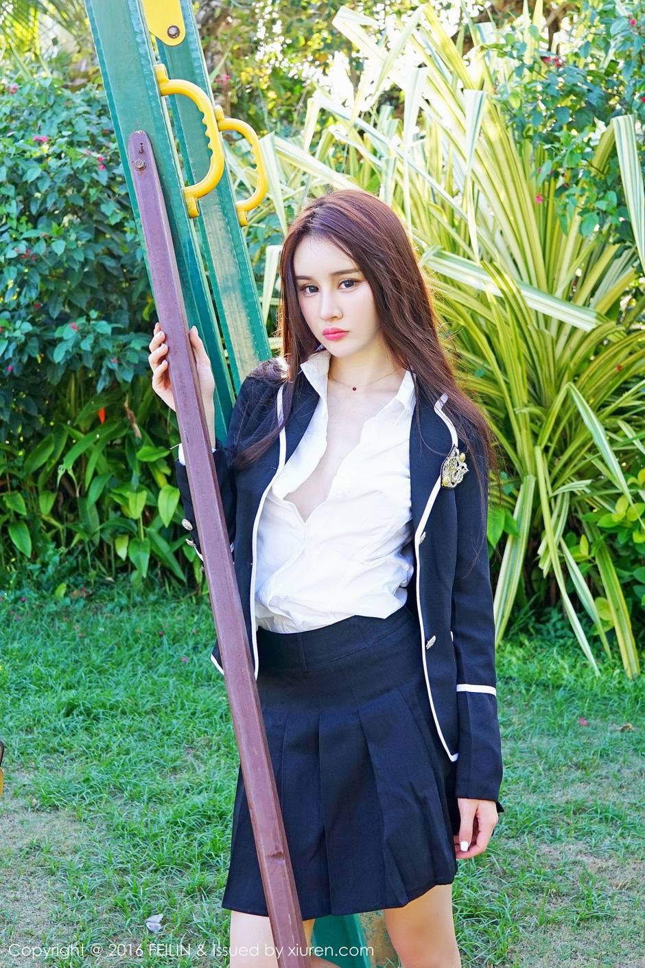 中分长发女神Cheryl青树初春户外写真