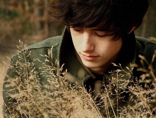 空间帅气男生侧颜背景大图