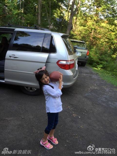 夏克立回老家度假 小公主夏天玩橄榄球(6)