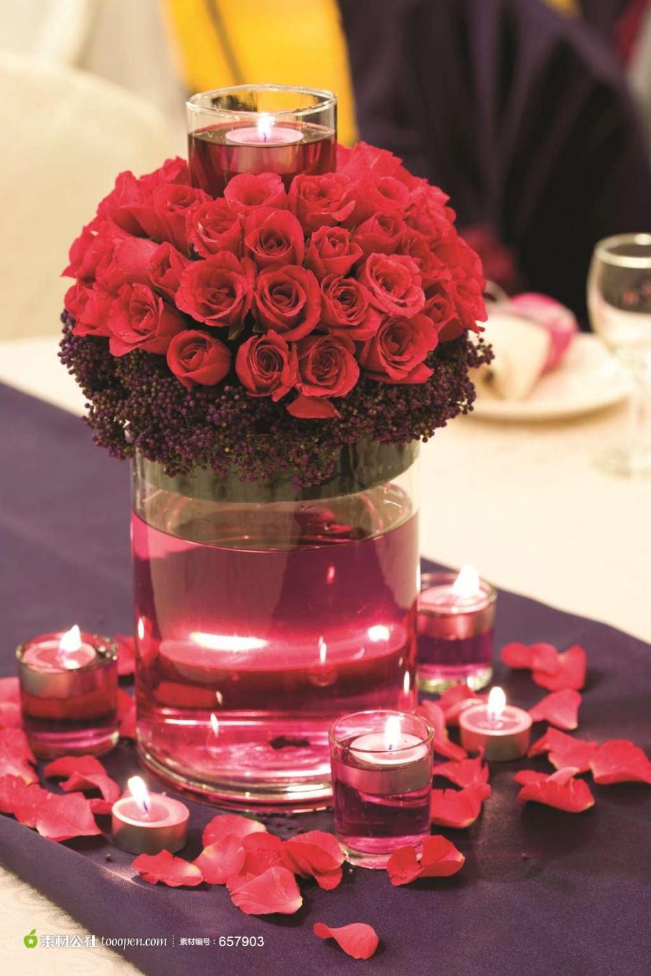 花瓶里的红玫瑰花束和蜡烛高清图片