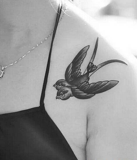 肩部活灵活现的燕子纹身图片