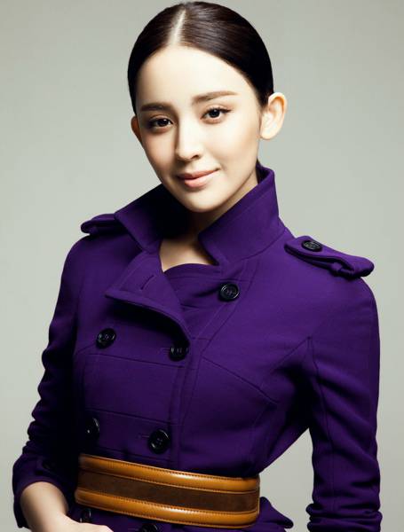 女明星古力娜扎彰显简约优雅OL风