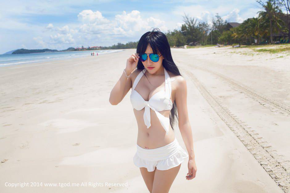 比基尼泳衣女郎杨上萱海边写真