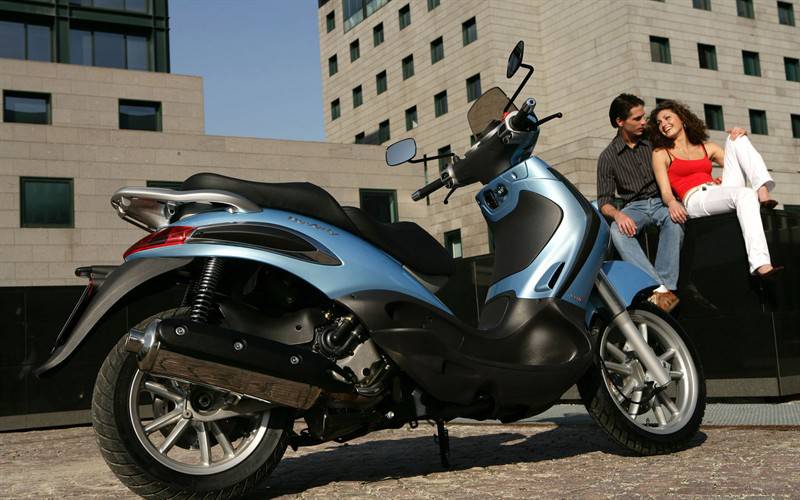 情侣与摩托精美壁纸