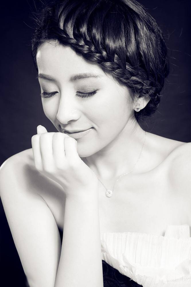 郜林前女友刘庭羽性感妩媚黑白大片