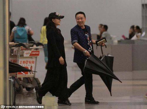 刘晓庆一身黑衣踩运动鞋现身机场
