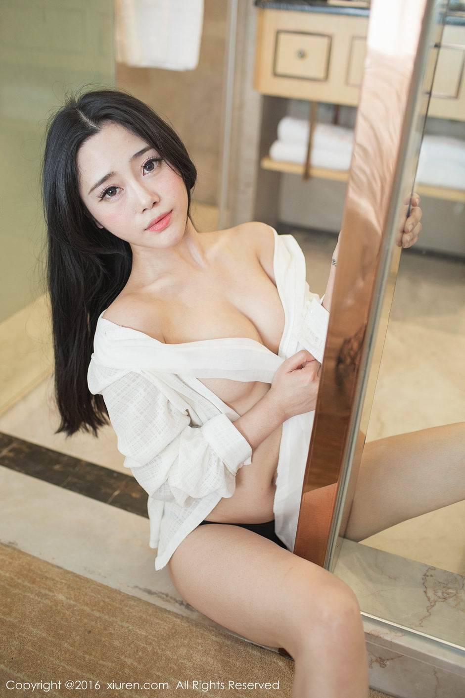 秀人网长发女神兜豆靓迷彩服翘臀写真