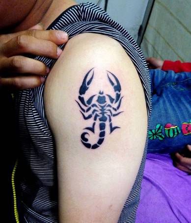 男生简单手臂刺青纹身蝎子图案