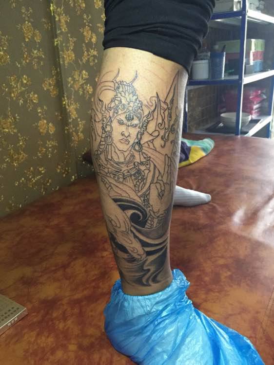 腿部霸气的二郎神纹身图案