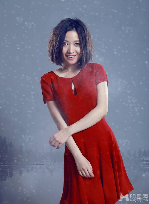 女歌手姚贝娜圣诞红裙美妆大片