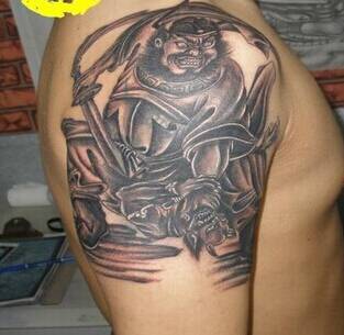 胳膊上的半甲钟馗纹身图片