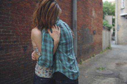 爱是累时的一个拥抱