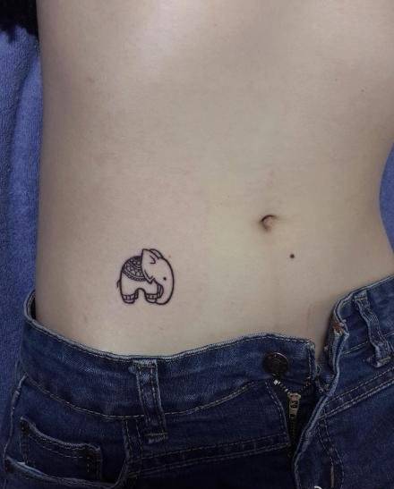 女生腰部纹身简约可爱
