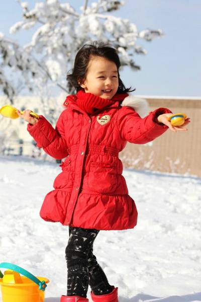 可爱甜心小美女纪姿含冬日雪地特写