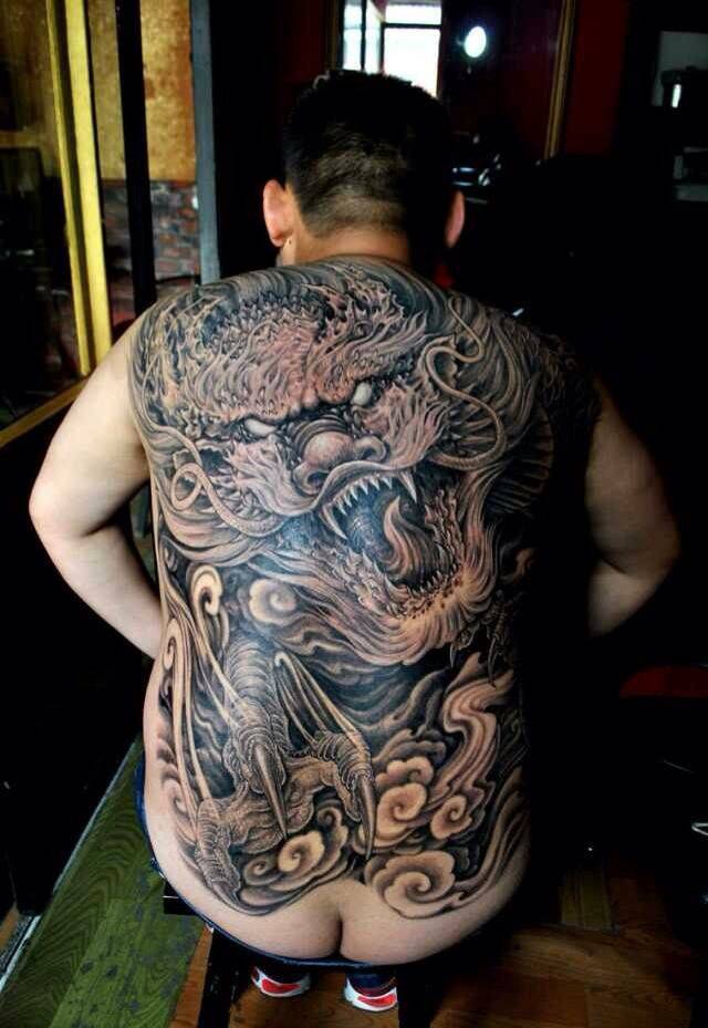 男人满背经典巨龙纹身图片欣赏