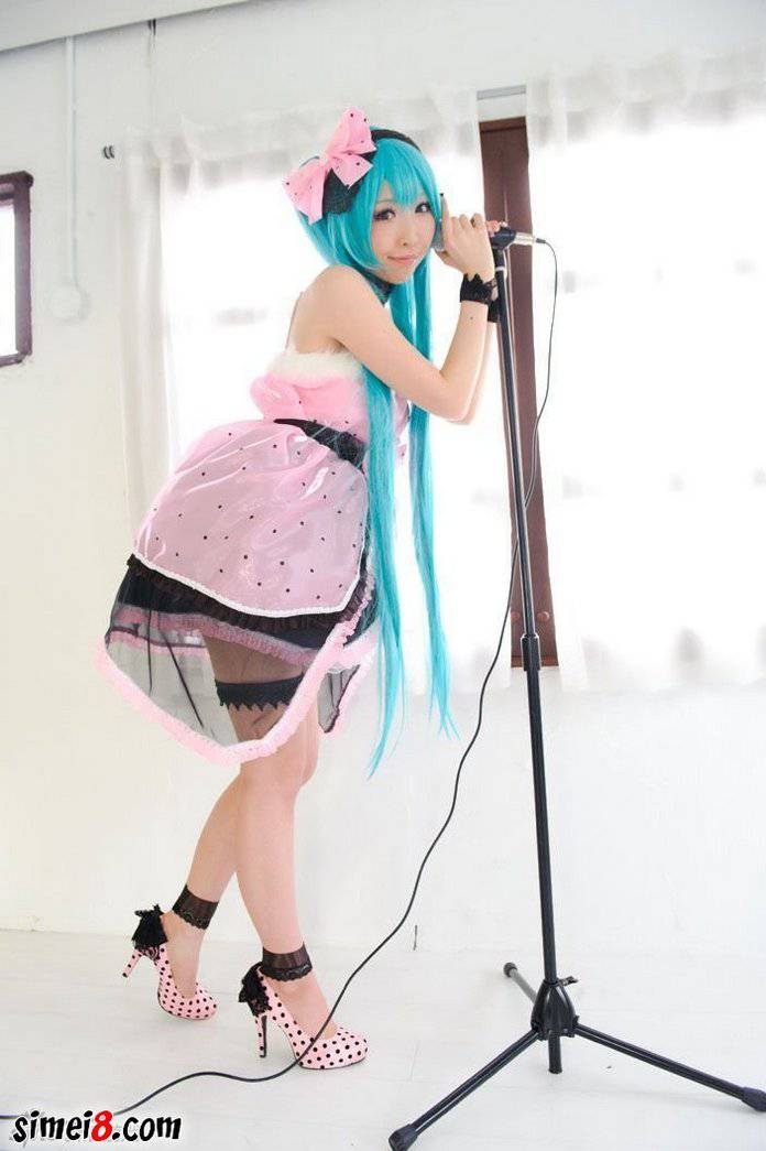 妹子Cosplay初音未来粉嫩私房照