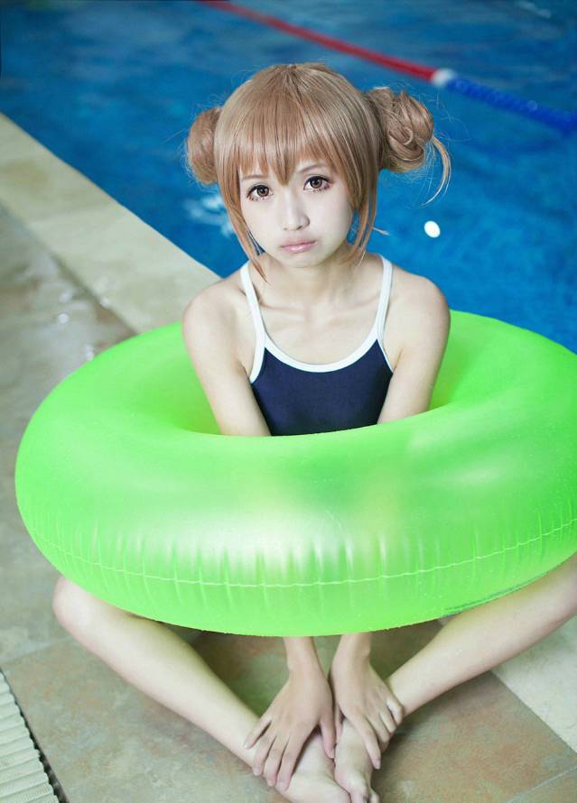 泳池里很萌的萝莉cos图片