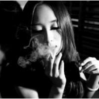 经典QQ黑白头像吸烟的女生图片