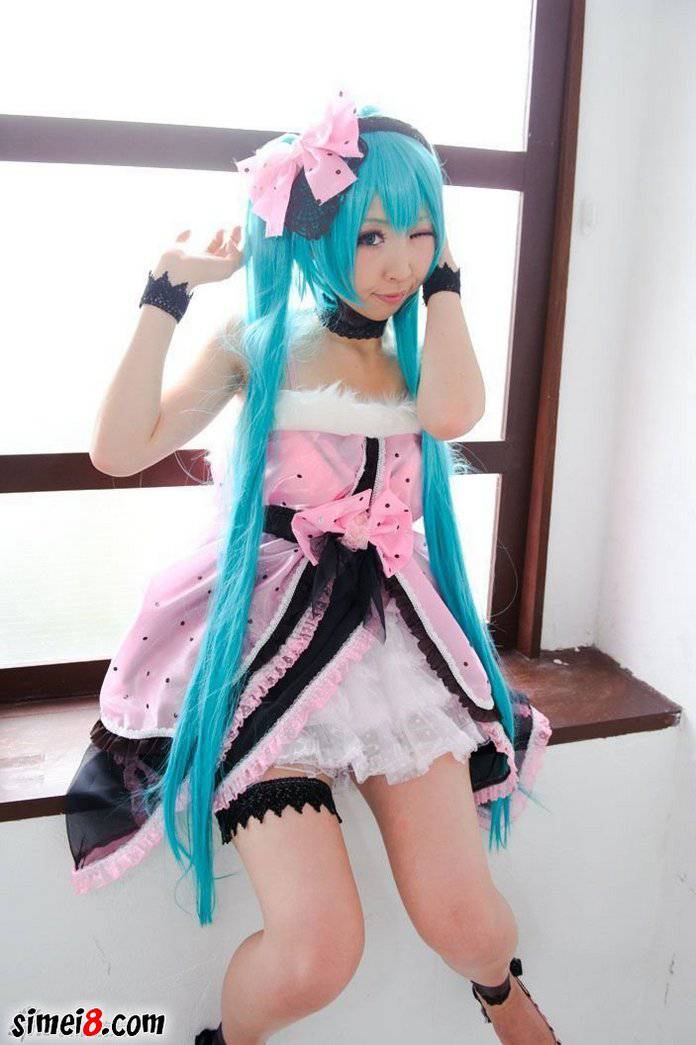 妹子Cosplay初音未来粉嫩私房照