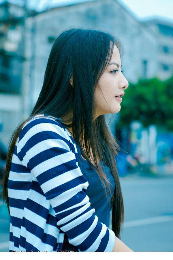 qq搞笑长发女生图片素材