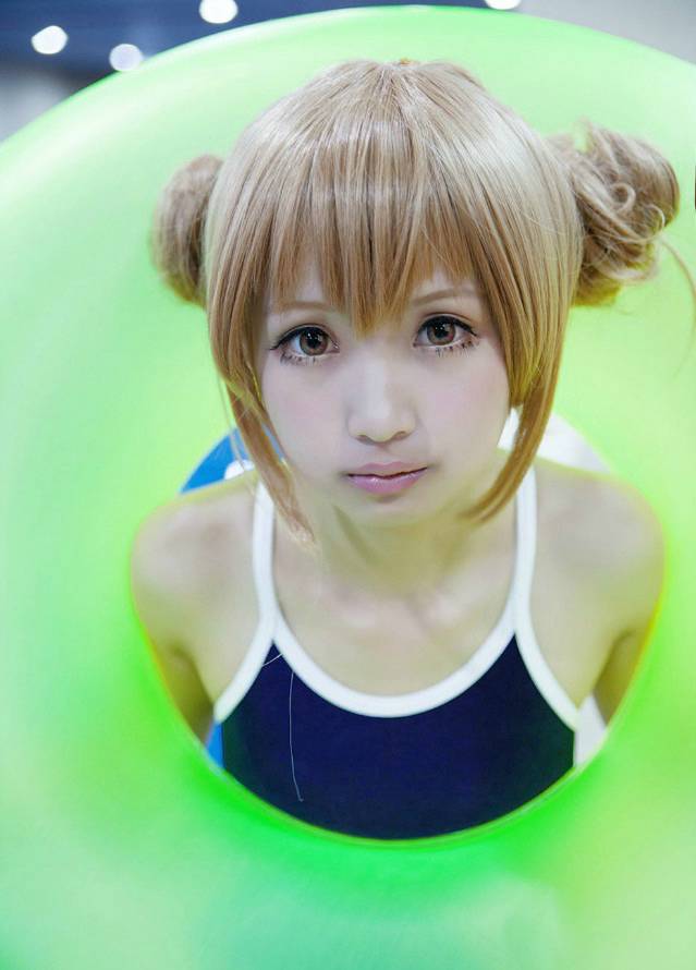 泳池里很萌的萝莉cos图片