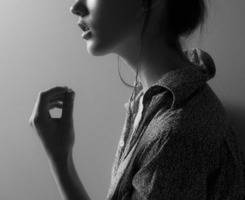 非主流黑白抽烟的女生头像图片人物素材
