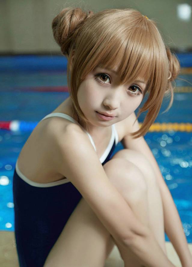 泳池里很萌的萝莉cos图片