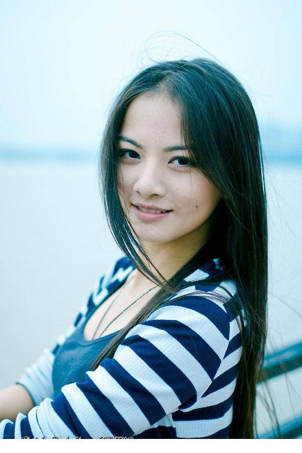 qq搞笑长发女生图片素材