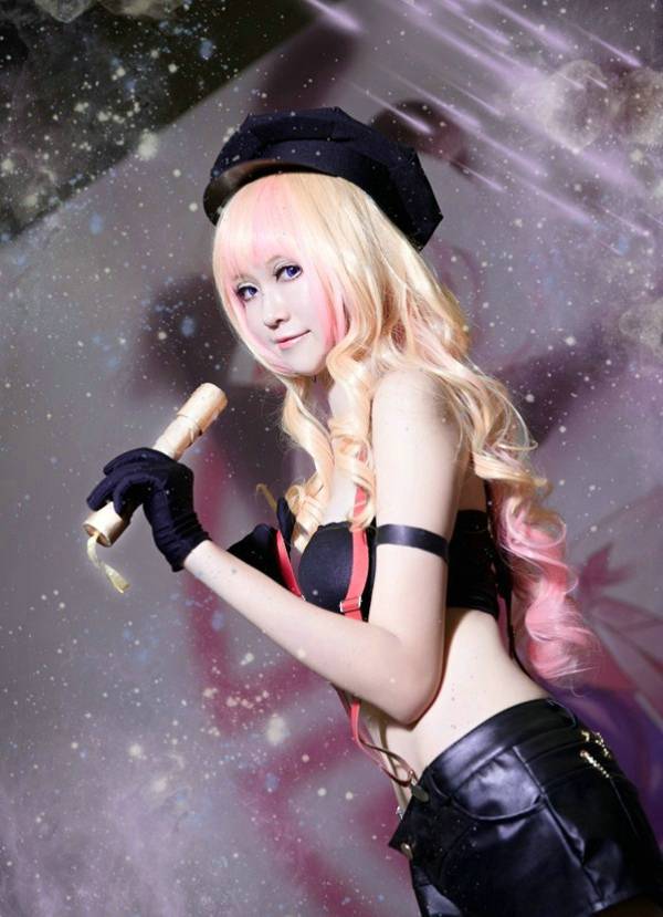 性感美女cosplay图片卷发