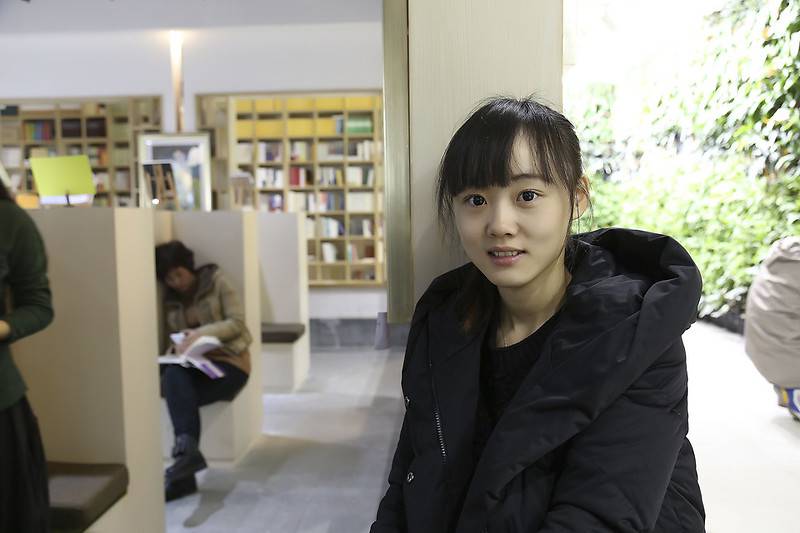 女生图片唯美清新图书馆生活赏析