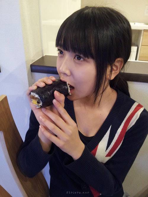 日本小学可爱吃货女生图片