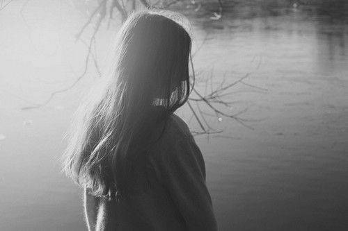 2016年黑白图片女生 迷失自己