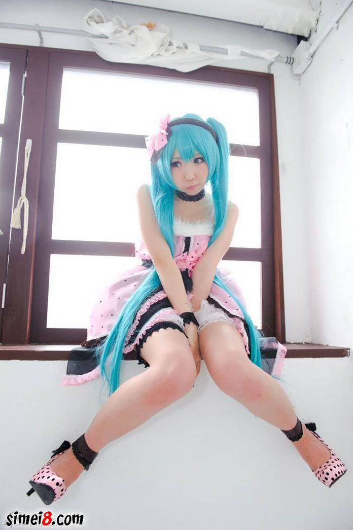 妹子Cosplay初音未来粉嫩私房照