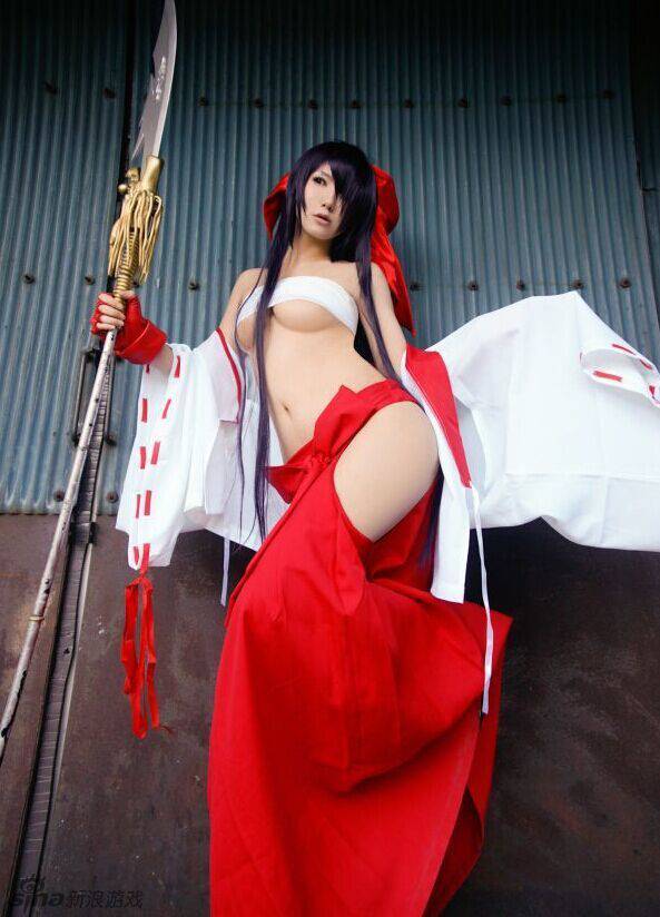 爆乳妹子演绎巫女桔梗cos图片