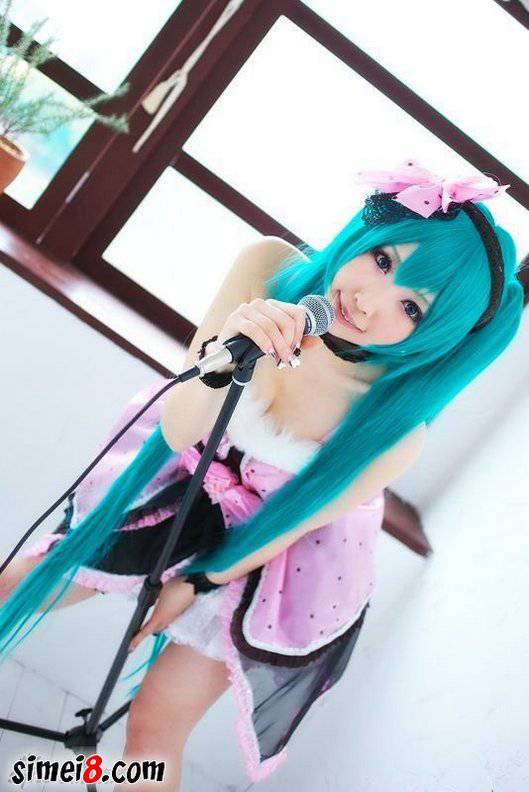 妹子Cosplay初音未来粉嫩私房照