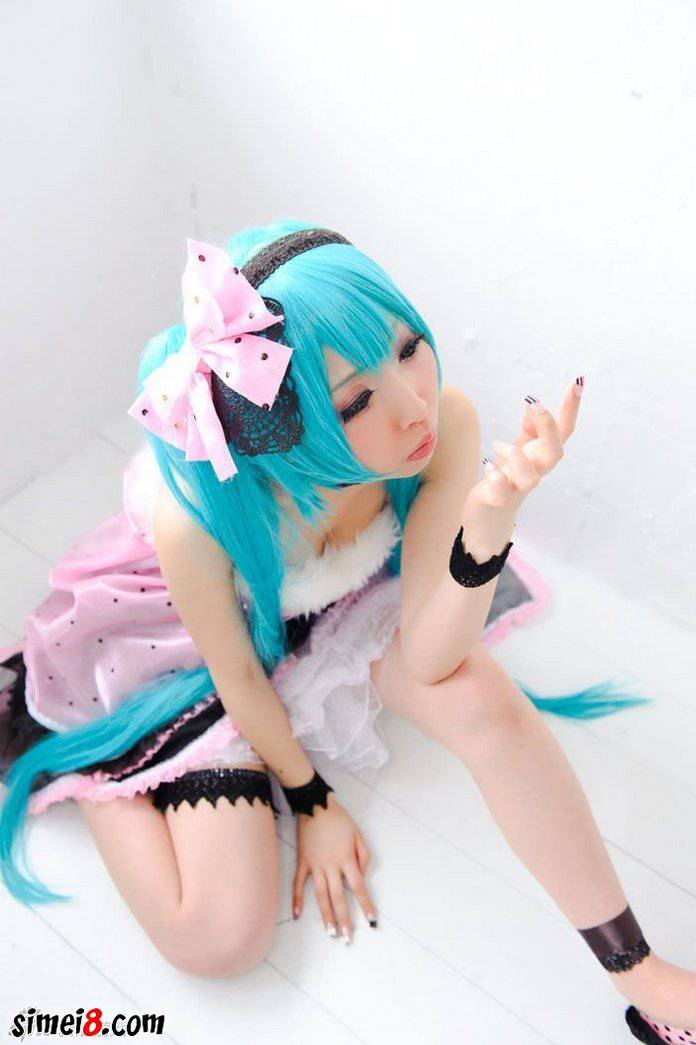 妹子Cosplay初音未来粉嫩私房照