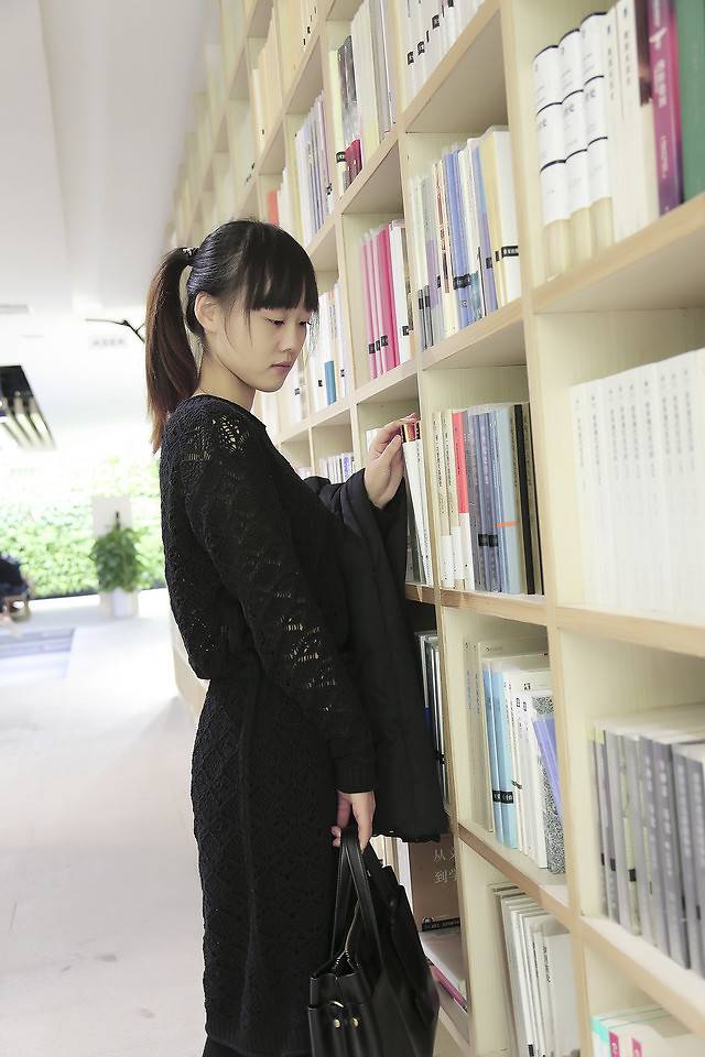 女生图片唯美清新图书馆生活赏析